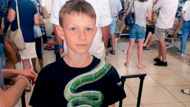 Prohíben a un niño abordar un avión con una camiseta con un dibujo de serpiente