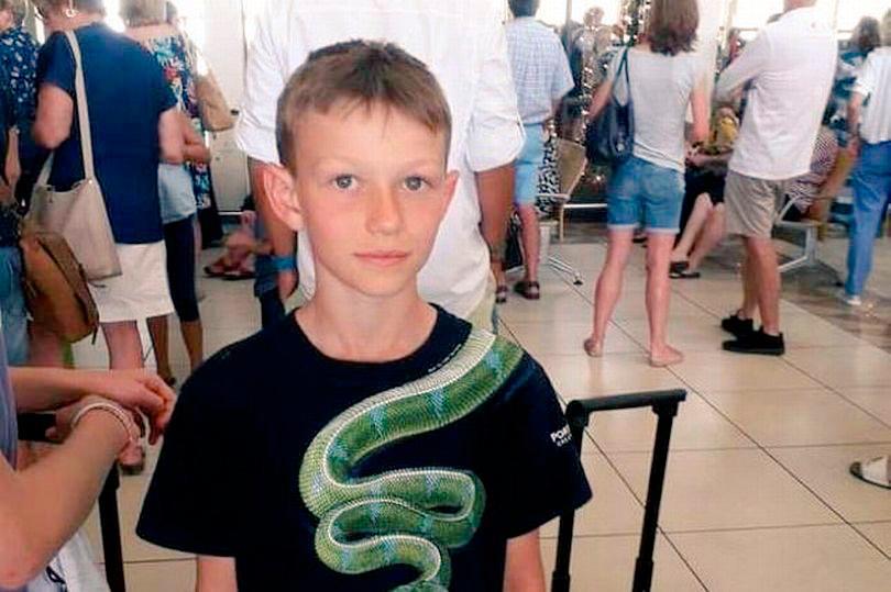 Prohíben a un niño abordar un avión con una camiseta con un dibujo de serpiente