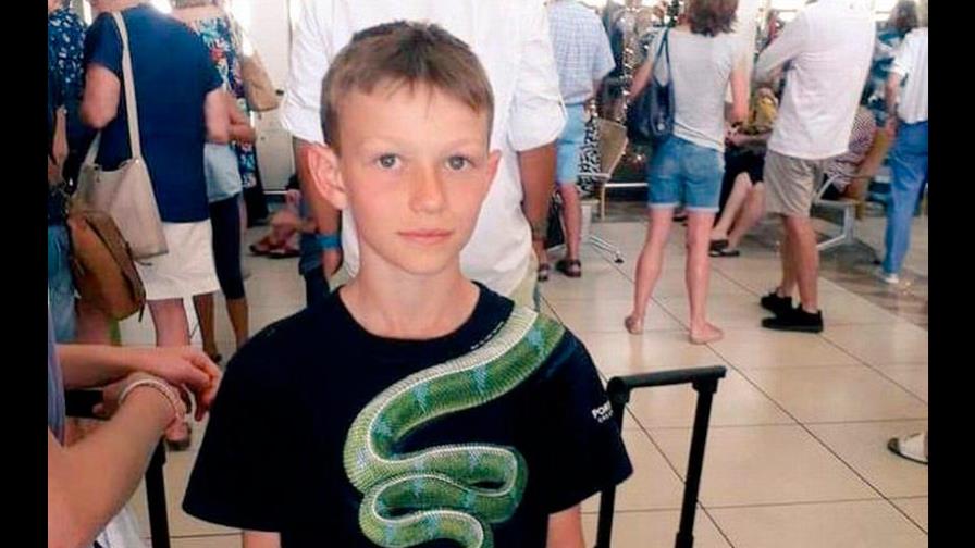 Prohíben a un niño abordar un avión con una camiseta con un dibujo de serpiente