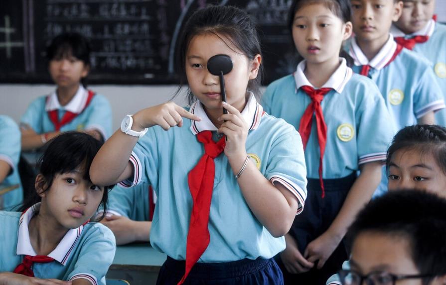 Provincia de China prohíbe tareas escolares en aplicaciones móviles