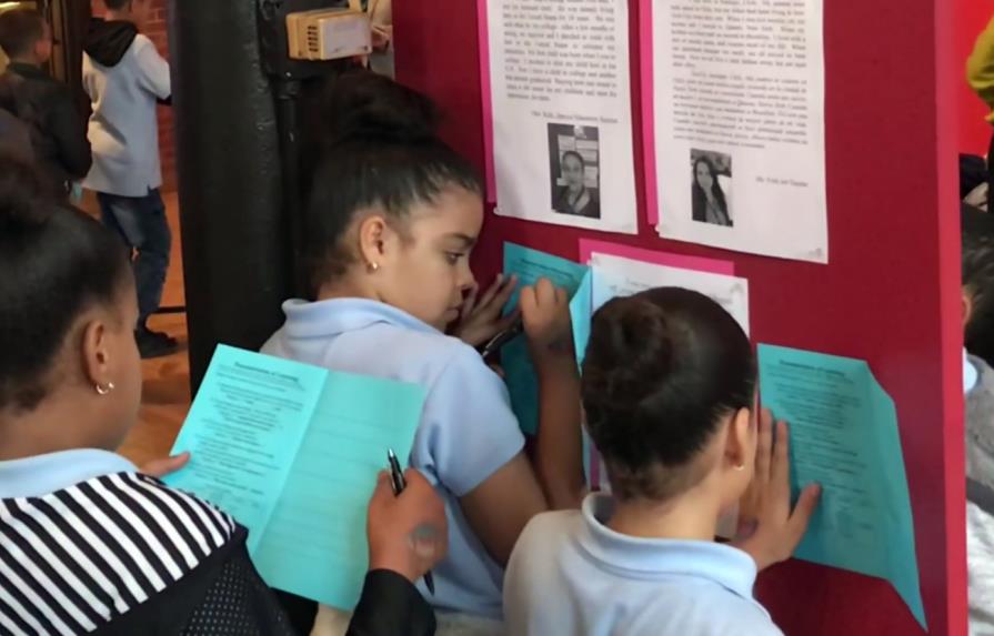Niños dominicanos plasman experiencias de inmigrantes en libro donde narran sus historias