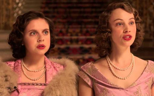 Sarah Gadon y Emily Watson interpretaron a la princesa Margarita y su hermana Isabel. Fuente externa