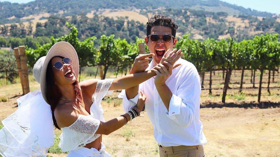 Sarah Hyland, de Modern Family, celebra el día de su no boda
