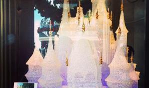 Dos niños rompen la escultura de cristal más grande del mundo