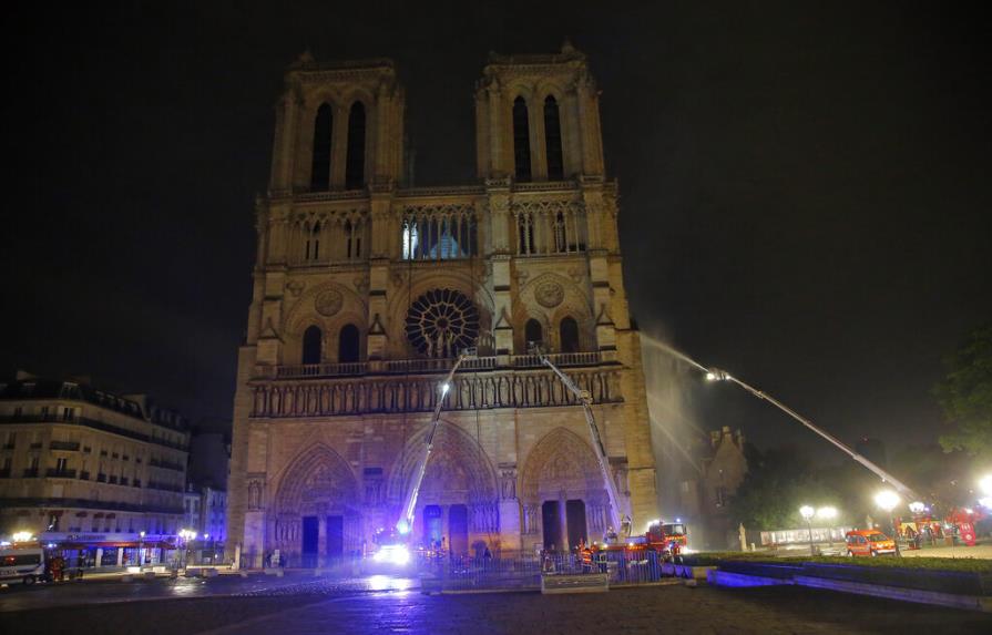 “Reconstruiremos Notre Dame”, promete Macron; se salvó la estructura
