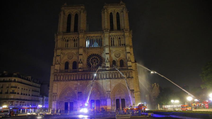 “Reconstruiremos Notre Dame”, promete Macron; se salvó la estructura “Reconstruiremos Notre Dame”, promete Macron; se salvó la estructura