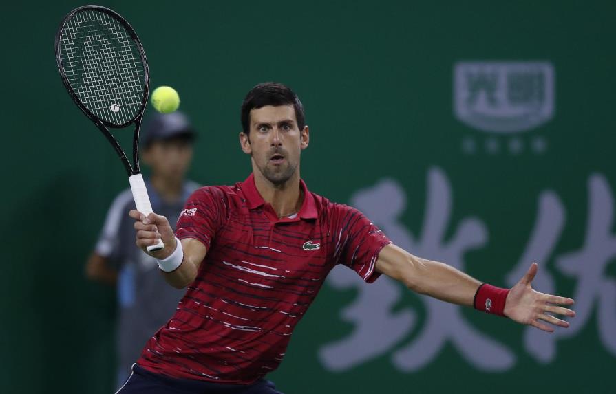 Djokovic arrasa en Shanghái, Federer sufre pero sigue adelante