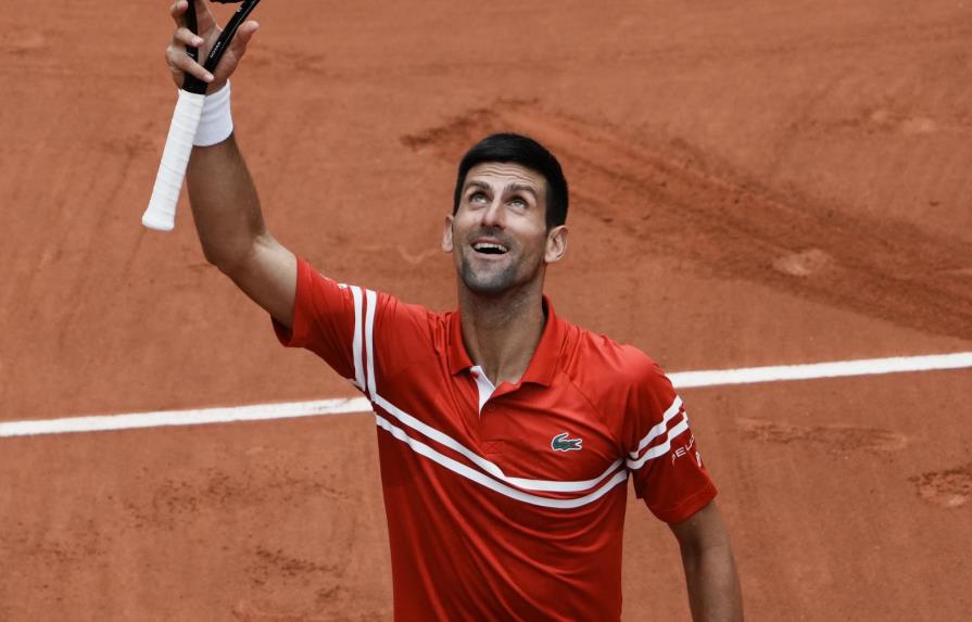 Djokovic y Swiatek avanzan a cuarta ronda en Francia