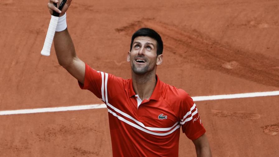 Djokovic y Swiatek avanzan a cuarta ronda en Francia