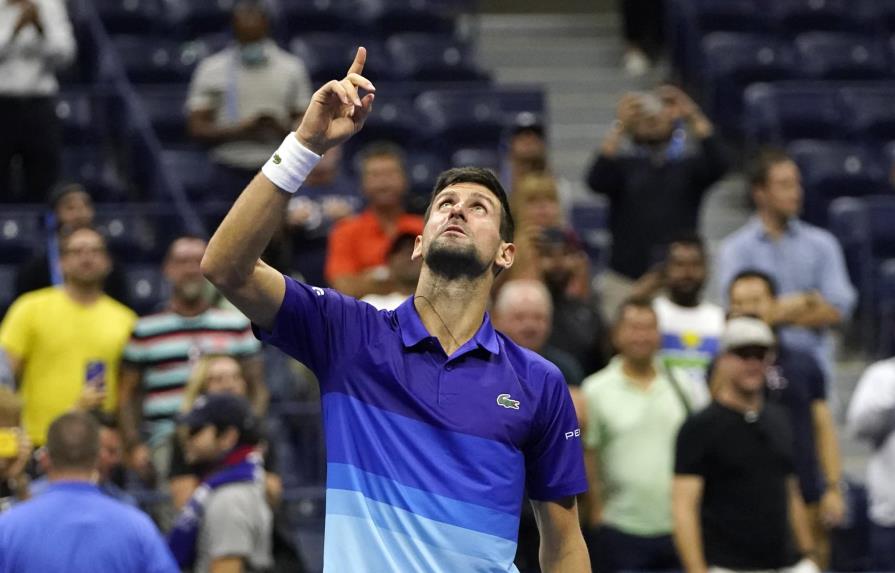 Vídeo | Djokovic avanza a semis y se acerca a la historia