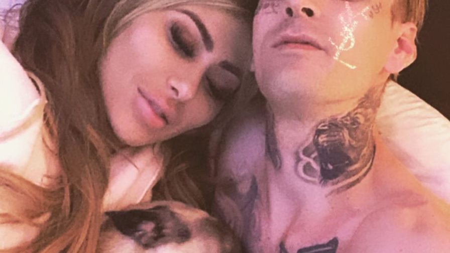 Arrestan a novia del cantante Aaron Carter por agredirlo Arrestan a novia del cantante Aaron Carter por agredirlo