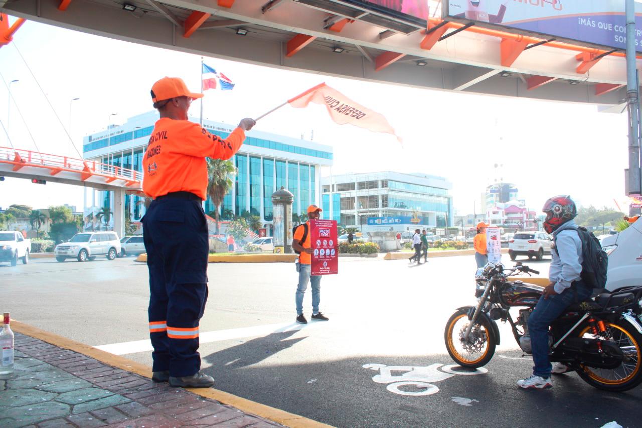 En la primera fase del operativo, desde este lunes, el personal de la Defensa Civil realizó acciones de bandereo en las principales vías del país. 