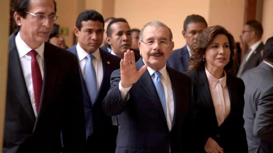 Danilo y Margarita caminan juntos a reunión del Consejo de Gobierno