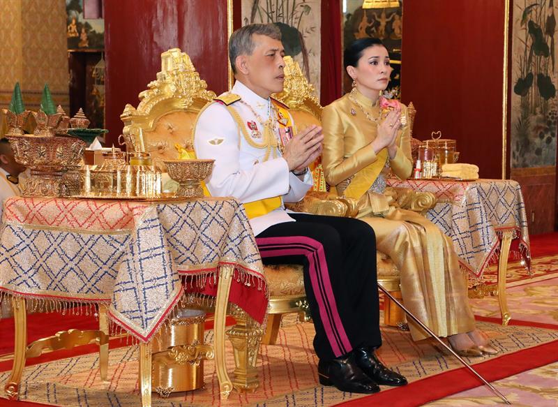 El rey Vajiralongkorn de Tailandia y su esposa que fue su guardaespaldas y azafata son coronados