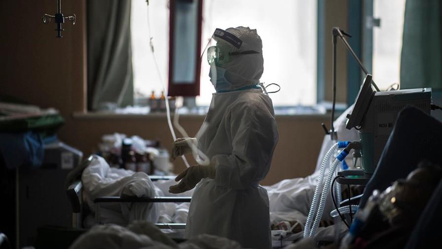 Con médicos y enfermeras en cuarentena, ¿quién atiende a los pacientes?