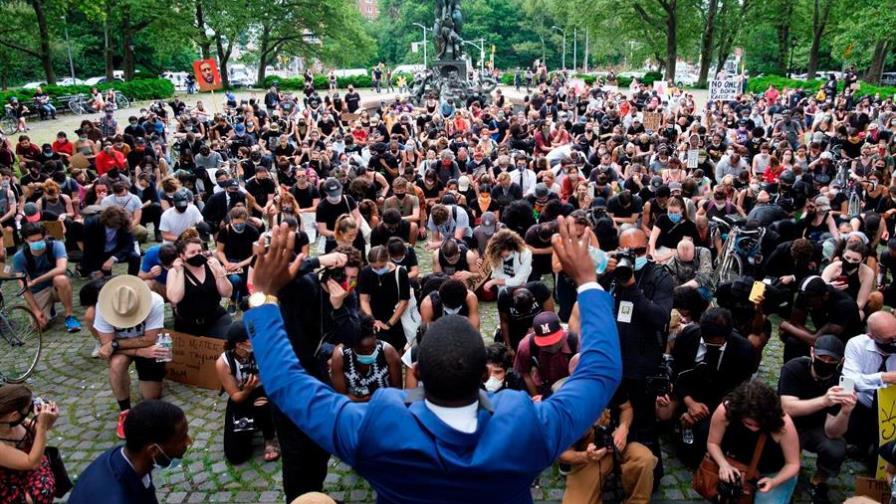 Protestas pacíficas y sin incidentes en Nueva York, con 2 agentes suspendidos Protestas pacíficas y sin incidentes en Nueva York, con 2 agentes suspendidos