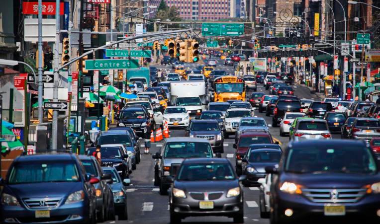 El automóvil vuelve a reinar en Nueva York ante temor al COVID-19 en transporte público