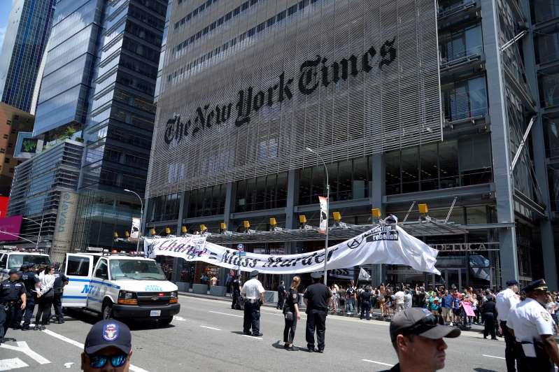 Detienen a 70 activistas que protestaban frente al periódico The New York Times