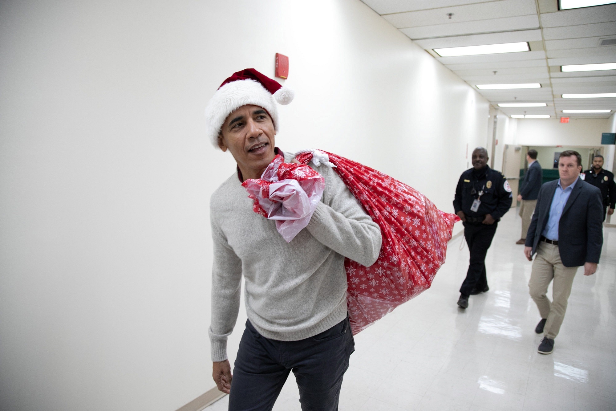 Fotografía distribuida por la Fundación Obama, muestra al expresidente de EE.UU. Barack Obama durante una entrega de regalos a los pacientes en el Centro Médico Nacional de Niños hoy, en Washington (EE.UU.).