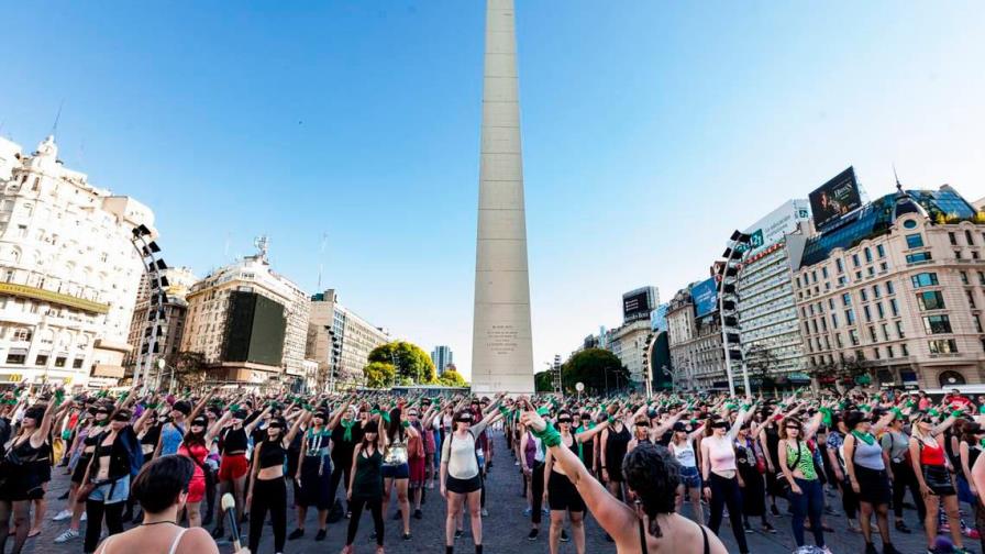 Hombre interrumpe performance “Un violador en tu camino” con expresión machista: “Ahora a casa a hacer la cena”