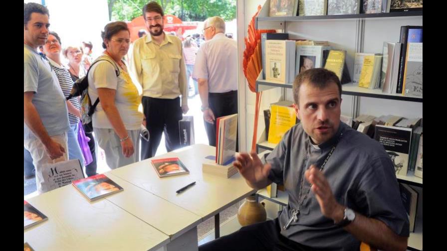 Polémico obispo español se enamora de escritora sobre satanismo y deja cargo
