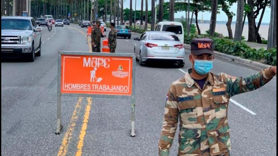 Obras Públicas repara hoyo que explotaba neumáticos en el Malecón