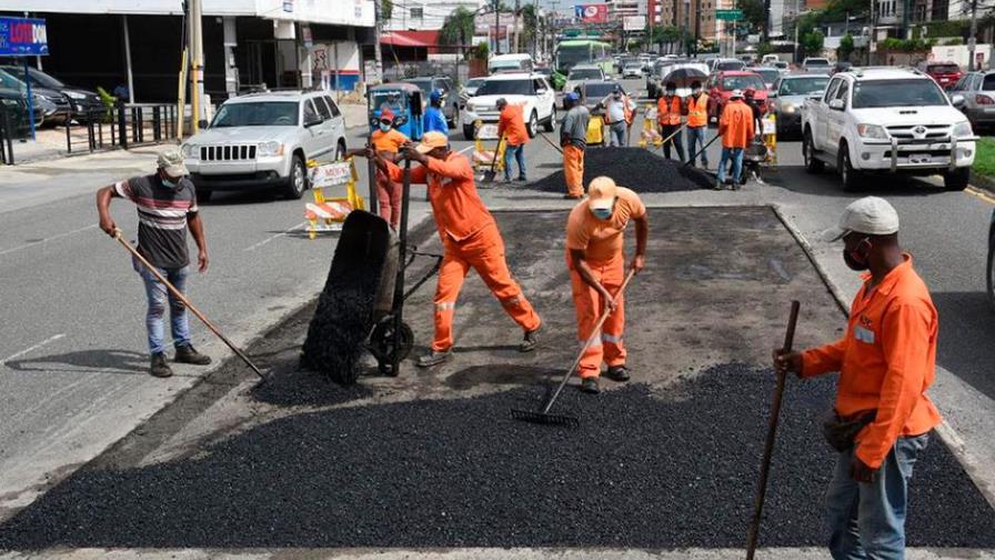 Obras Públicas repara la avenida 27 de Febrero