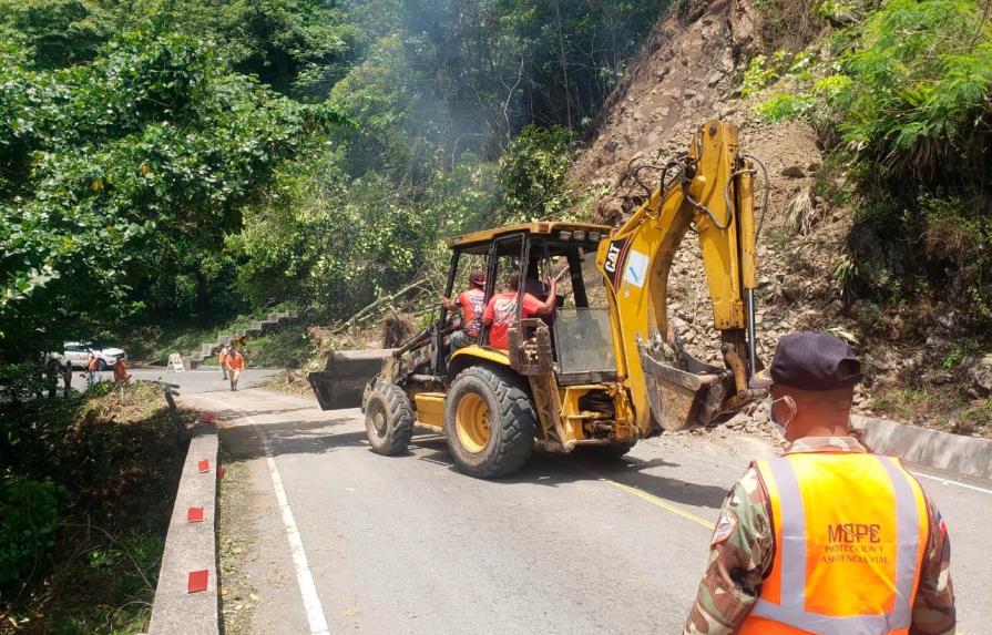 MOPC rehabilita paso por carretera Casabito-Constanza afectada por sismo de este domingo