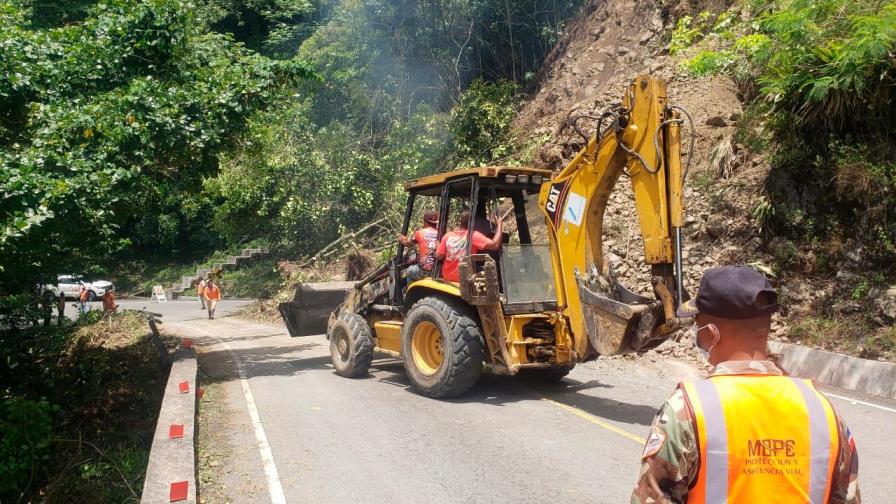 MOPC rehabilita paso por carretera Casabito-Constanza afectada por sismo de este domingo MOPC rehabilita paso por carretera Casabito-Constanza afectada por sismo de este domingo