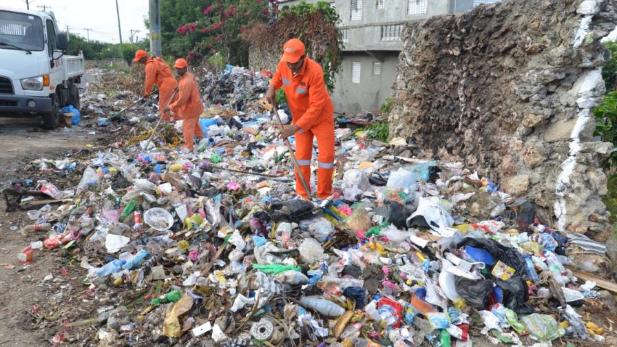 Brigadas del MOPC acondicionan entorno de Faro a Colón