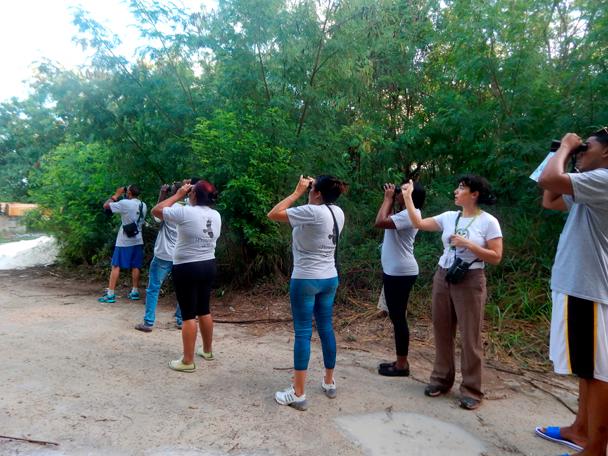 Marta Curti (segunda de izq. a der.) acompaña a un grupo que observa aves.