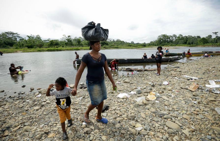 Migrantes haitianos salen de albergue en Costa Rica en busca de seguir ruta