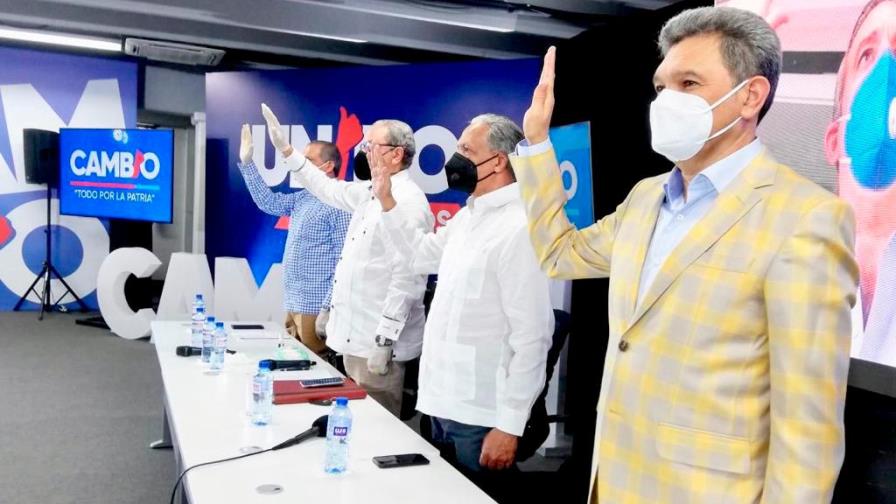 Abinader juramenta a generales retirados: llegó el momento de dar paso al frente por recuperación del país