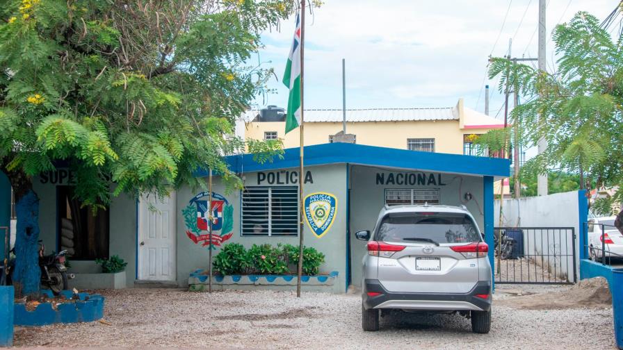 Policía identifica hombre que mató a otro frente a destacamento en Villa Riva Policía identifica hombre que mató a otro frente a destacamento en Villa Riva
