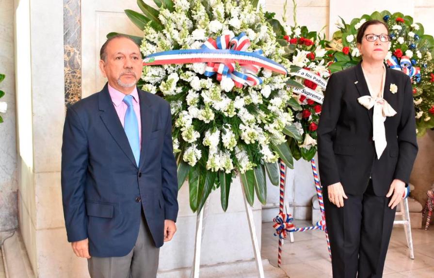 Fundación deposita  ofrenda floral en honor a padres de la Patria 