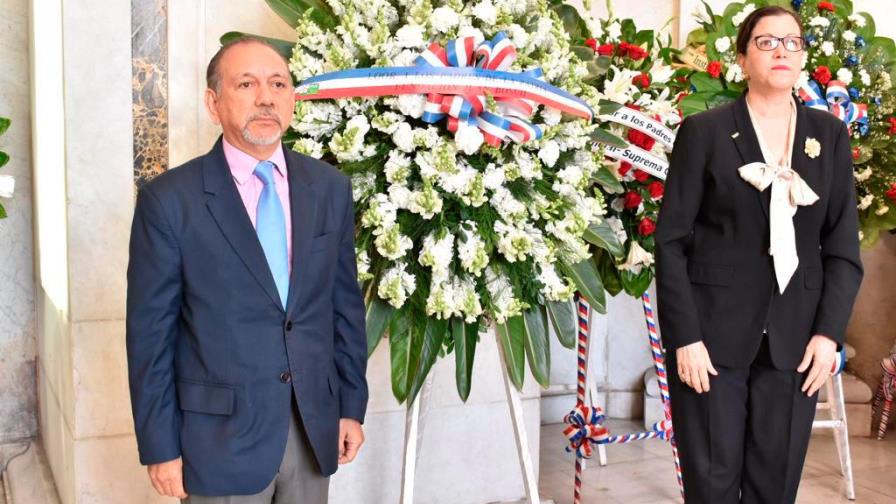 Fundación deposita  ofrenda floral en honor a padres de la Patria 