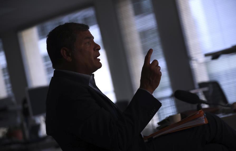 Ecuador pide a Interpol extraditar a expresidente Correa