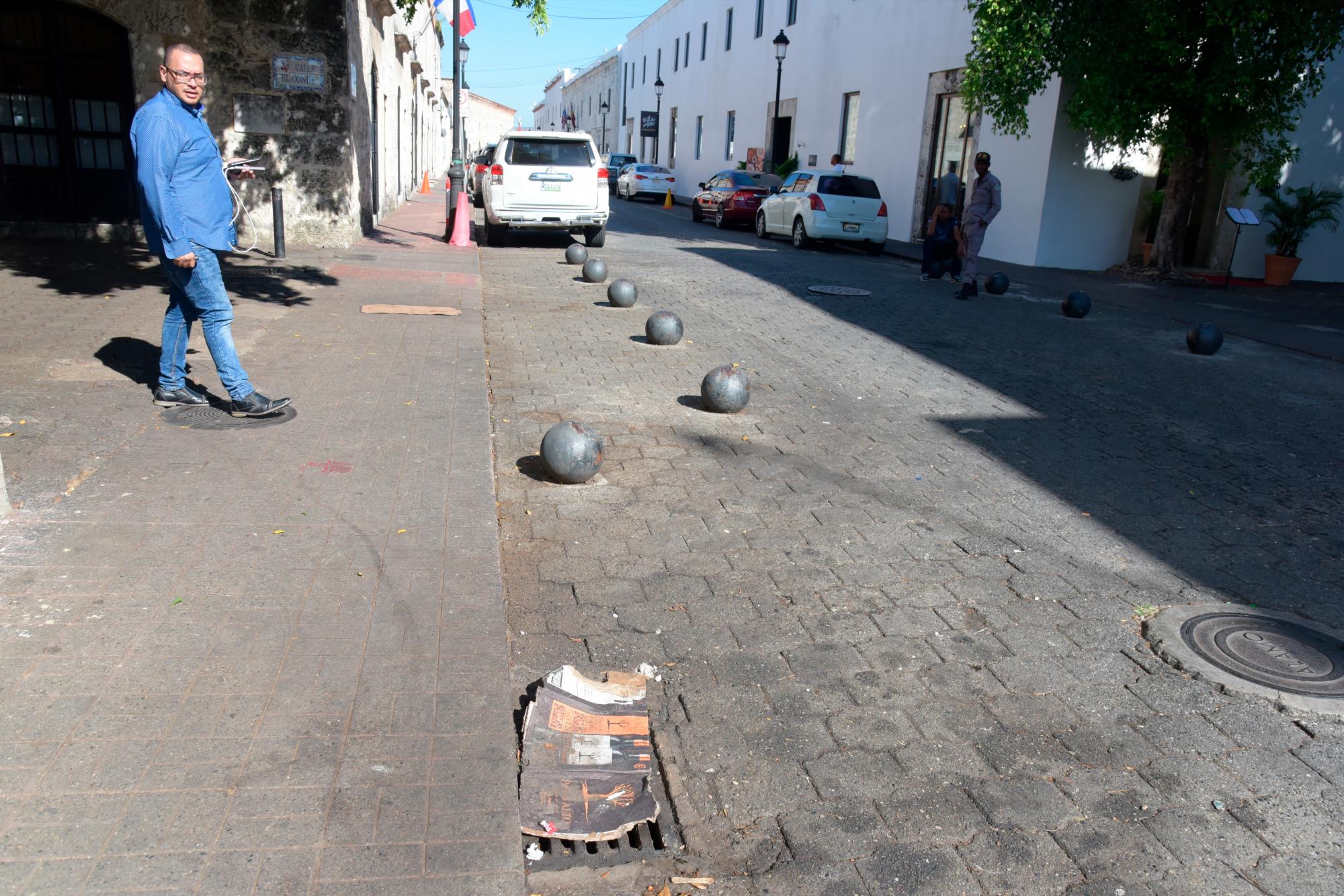 En la calle Las Damas esquina El Conde es donde más se siente el mal olor después del medio día(José Justo Féliz)