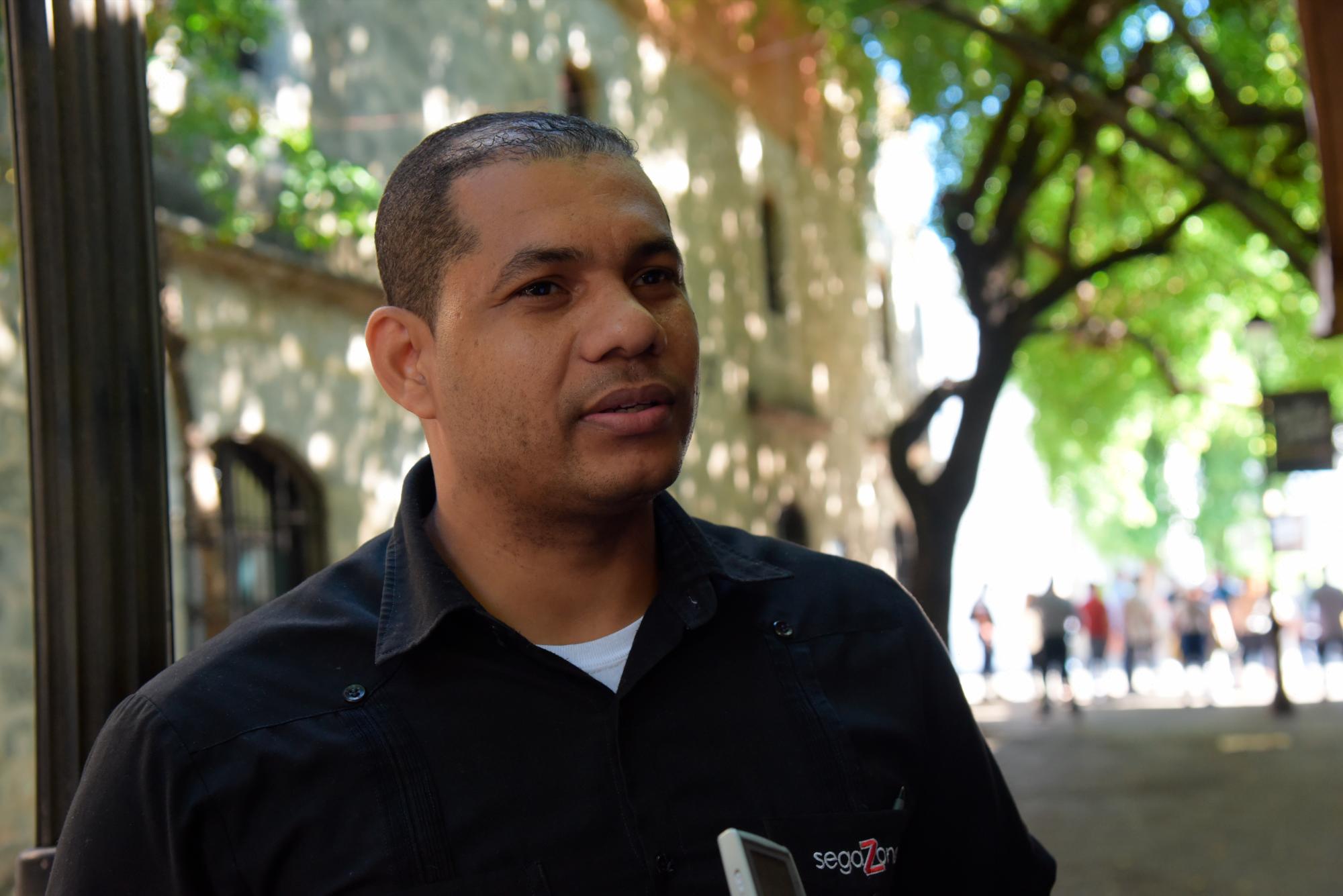 Alison Castro, habla del problema que causa el mal olor a los clientes del negocio que regentea( José Jussto Féliz)