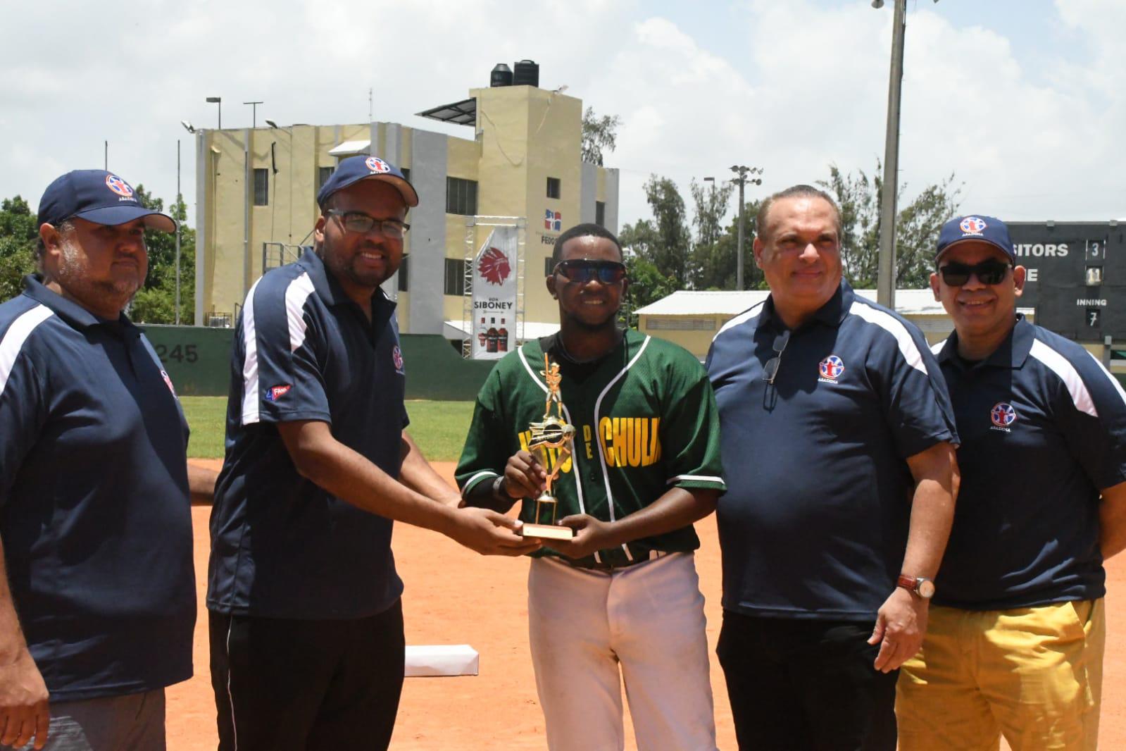 Desde la izquierda, Víctor Fernández, Michael Peña, Omar Camilo, premiado como Jugador Más Valioso, categoría B del III Festival del equipos de softbol del Distrito Nacional; Luis Díaz y Jonathan Buret, directivos de Asadina. (Prensa Asadina/Martín Avila María)