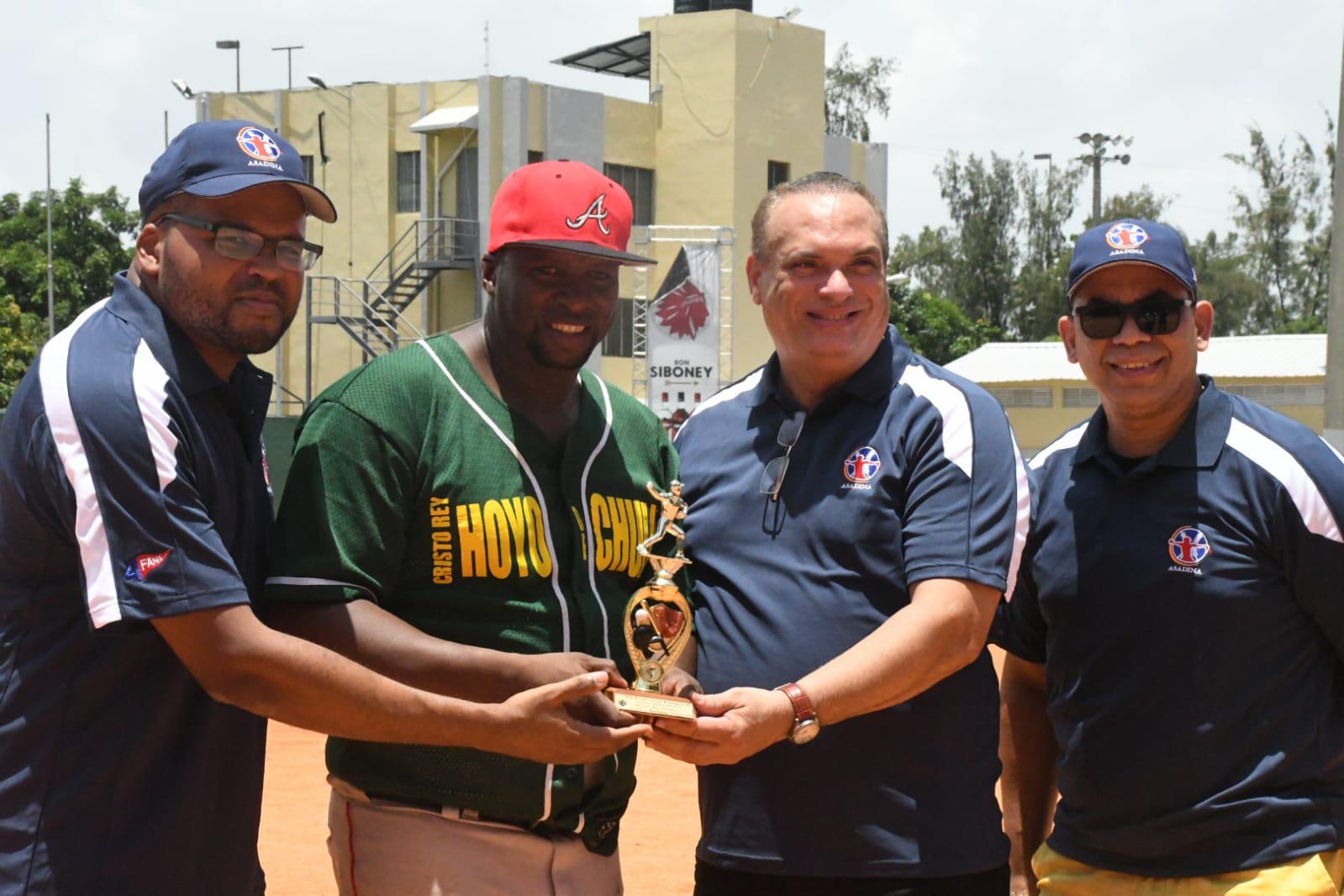 Omar Damián recibe su trofeo como Mejor Lanzador en la categoría B, del III Festival de Equipos de Softbol del Distrito Nacional. Entregan Michael Peña, Luis Díaz y Jonathan Buret. (Prensa Asadina/Martín Avila María)