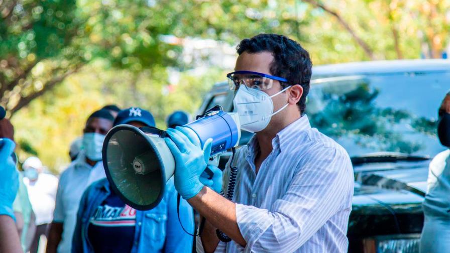 Omar Fernández sigue entrega de kits de alimentos por coronavirus
