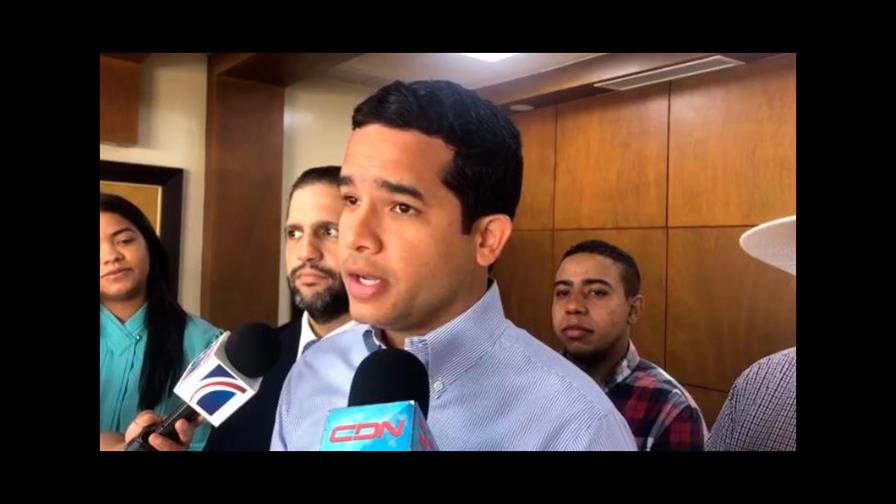 Omar Fernández acude a la Junta a depositar documentos de su candidatura a diputado