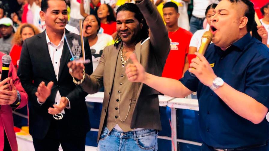Video | Omega es nombrado “Joven de Oro” de República Dominicana