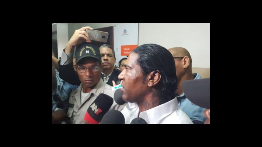 Omega regresa a la escena bajo críticas y advertencias