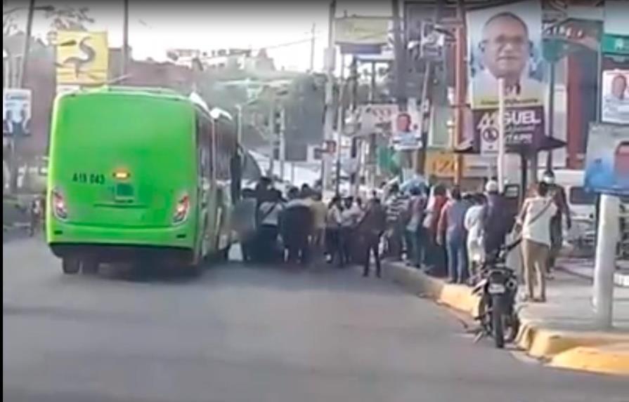 Video | Molotes de personas esperan por autobuses de la OMSA
