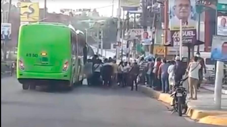 Video | Molotes de personas esperan por autobuses de la OMSA