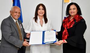 Onapi entrega a inventora patente por la composición para retrasar y matizar las canas 