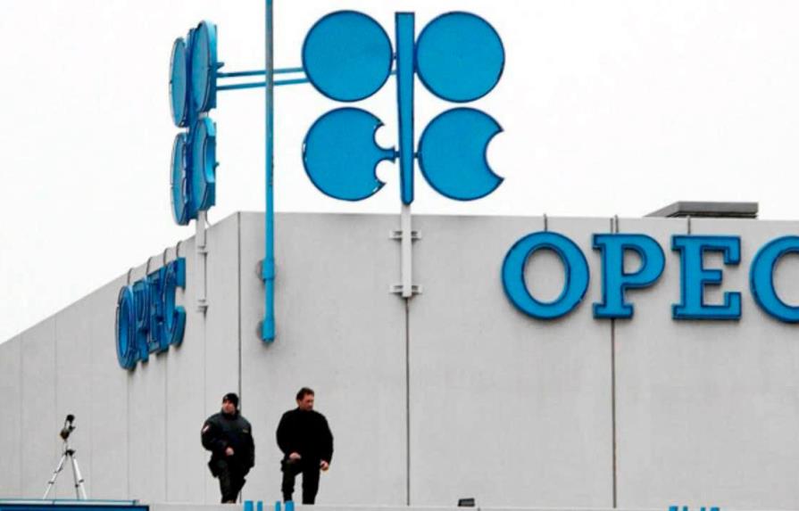 OPEP eleva en 220,000 barriles diarios previsión de demanda de crudo en 2021