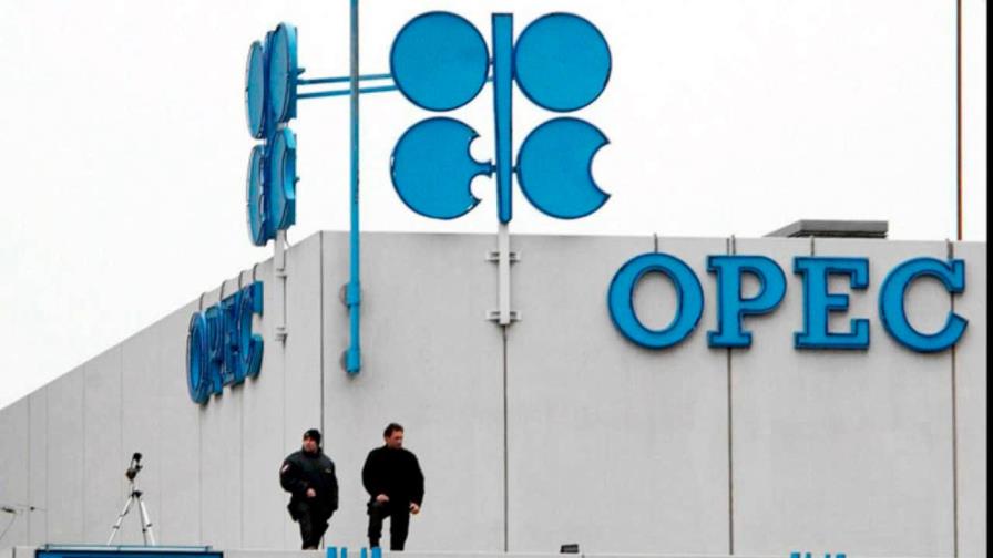 OPEP eleva en 220,000 barriles diarios previsión de demanda de crudo en 2021